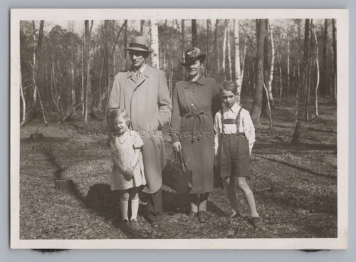 Famiglia che passeggia nel