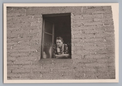 Donna guarda dalla finestra - ,