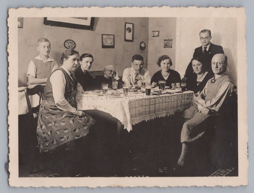 Familie beim abendessen mit - beim,